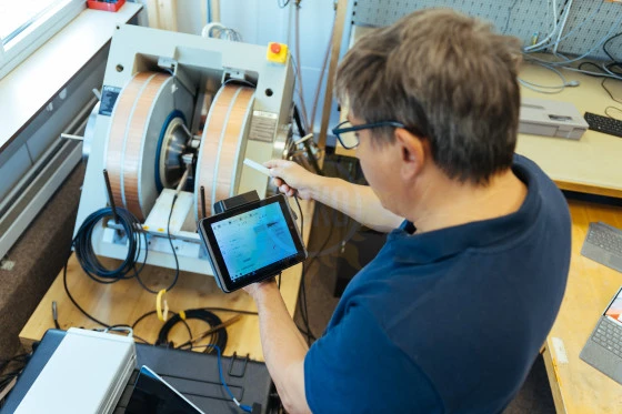 Трёхосевой магнитометр Холла Metrolab THM 1176 (Three-Axis Hall Effect Magnetometer THM 1176)